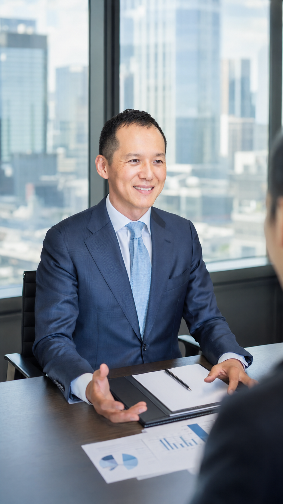 経営者と対話しながら課題を整理する山縣正二郎