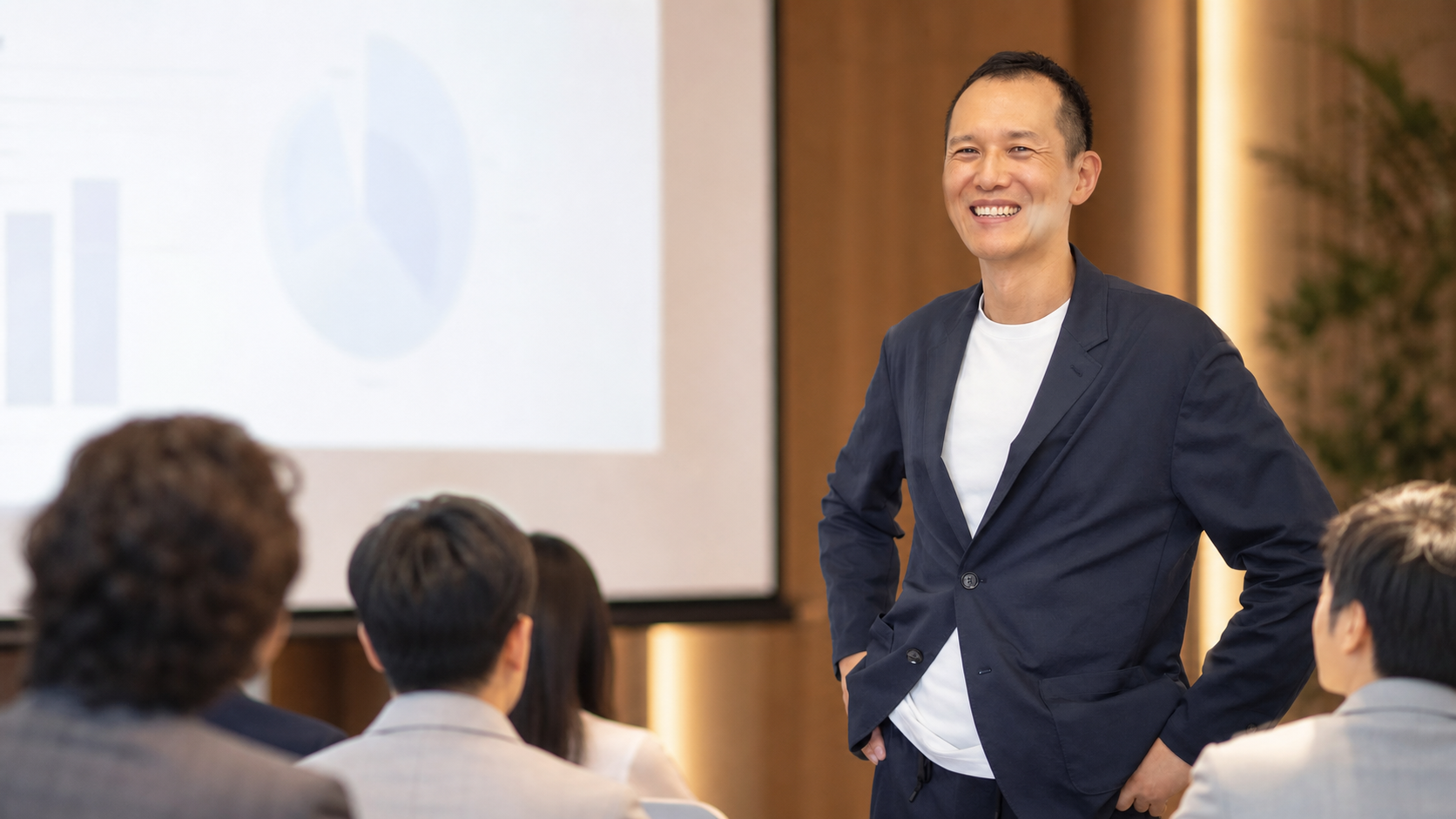 講演会場で笑顔を見せる山縣正二郎