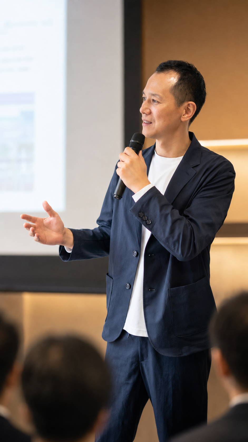 マイクを持って講演する山縣正二郎
